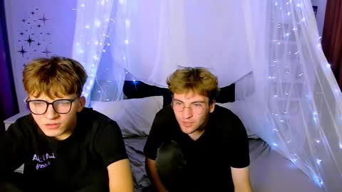 Snapshot of travis_wolf_ chatting on 10-19-25, 07:14 Travis online show from 10-19-25, 07:14