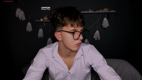 Snapshot of travis_wolf_ chatting on 10-29-25, 08:32 Travis online show from 10-29-25, 08:32