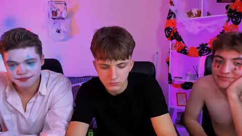 Snapshot of travis_wolf_ chatting on 10-31-25, 09:27 Travis online show from 10-31-25, 09:27