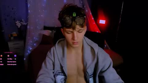 Snapshot of travis_wolf_ chatting on 11-05-25, 08:09 Travis online show from 11-05-25, 08:09