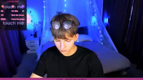 Snapshot of travis_wolf_ chatting on 11-08-25, 09:13 Travis online show from 11-08-25, 09:13