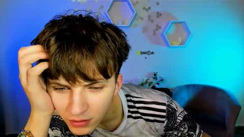 Snapshot of travis_wolf_ chatting on 12-03-25, 08:07 Travis online show from 12-03-25, 08:07