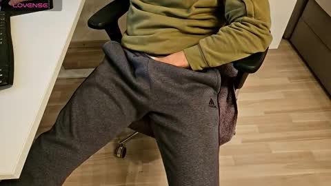 Snapshot of tree1989 chatting on 09-25-25, 06:33 tree1989 online show from 09-25-25, 06:33