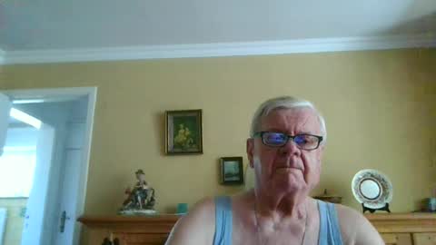 Snapshot of trekbeestje1 chatting on 06-26-26, 08:30 trekbeestje online show from 06-26-26, 08:30