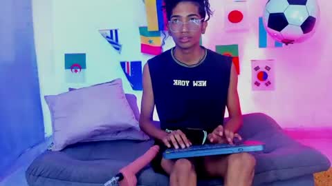Snapshot of triiangel_latinboy chatting on 07-19-26, 12:42 Johan online show from 07-19-26, 12:42