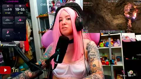 Snapshot of trinitykatze chatting on 04-07-26, 05:24 Trin Kat pet online show from 04-07-26, 05:24