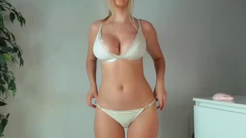 Snapshot of trixie_taylor chatting on 05-19-26, 05:41 Trixie Taylor online show from 05-19-26, 05:41