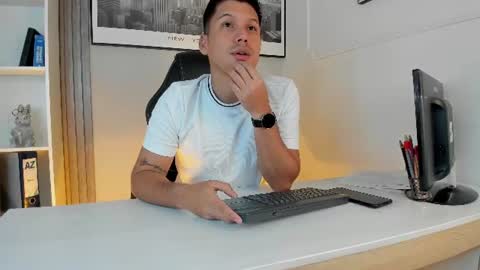 Snapshot of troy_evanss chatting on 08-02-26, 05:17 Troy online show from 08-02-26, 05:17