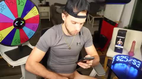 Snapshot of troy_greenxo chatting on 02-13-25, 04:00 Troy Green online show from 02-13-25, 04:00