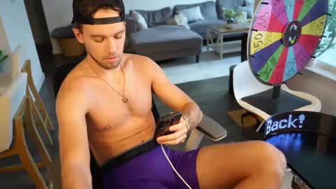 Snapshot of troy_greenxo chatting on 09-15-25, 08:53 Troy Green online show from 09-15-25, 08:53