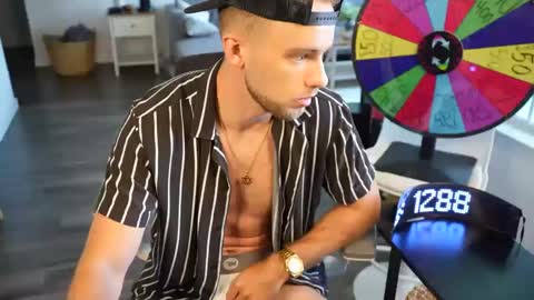 Snapshot of troy_greenxo chatting on 09-29-25, 09:08 Troy Green online show from 09-29-25, 09:08