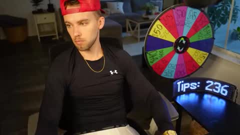 Snapshot of troy_greenxo chatting on 11-06-25, 10:10 Troy Green online show from 11-06-25, 10:10