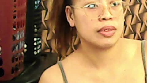 Snapshot of truefilipinabeauty chatting on 04-01-26, 01:28 emily online show from 04-01-26, 01:28