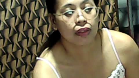 Snapshot of truefilipinabeauty chatting on 04-01-26, 02:03 emily online show from 04-01-26, 02:03