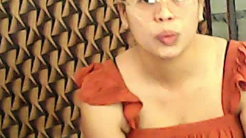 Snapshot of truefilipinabeauty chatting on 04-04-26, 12:53 emily online show from 04-04-26, 12:53