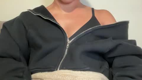 Snapshot of tsj777 chatting on 10-02-25, 10:11 tsj777 online show from 10-02-25, 10:11