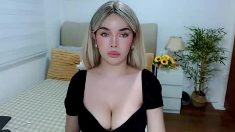 Snapshot of tspearlofasia chatting on 10-27-25, 09:35 Graciella online show from 10-27-25, 09:35