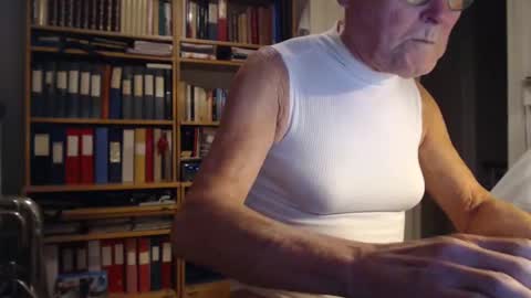 Snapshot of tubaist chatting on 12-27-24, 03:37 FINN but call me NANNA online show from 12-27-24, 03:37