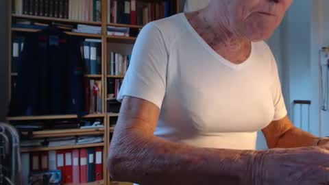 Snapshot of tubaist chatting on 01-09-25, 11:03 FINN but call me NANNA online show from 01-09-25, 11:03