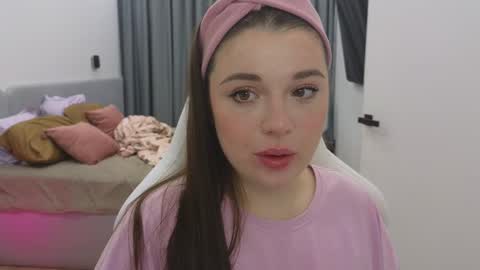Snapshot of tutti_frutti_ chatting on 02-19-25, 08:52 Ariana online show from 02-19-25, 08:52