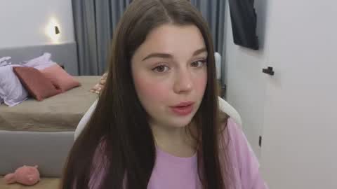 Snapshot of tutti_frutti_ chatting on 03-08-25, 08:35 Ariana online show from 03-08-25, 08:35