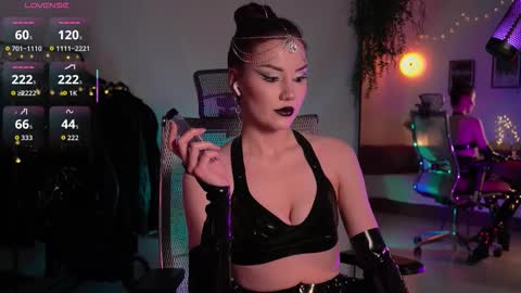 Miss Veth online show from 12-21-25, 05:03