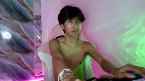 Snapshot of twink_sunny chatting on 07-17-26, 06:35 sunny online show from 07-17-26, 06:35