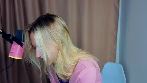 Snapshot of twinkleshinee chatting on 05-14-26, 07:09 Mary online show from 05-14-26, 07:09