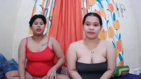 Snapshot of twowetcuties chatting on 02-11-25, 12:06 Lyn and lea online show from 02-11-25, 12:06