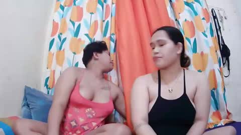 Snapshot of twowetcuties chatting on 02-27-25, 09:43 Lyn and lea online show from 02-27-25, 09:43