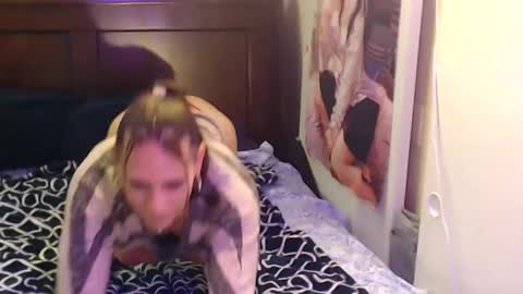 Snapshot of uandme_baby chatting on 10-07-25, 12:19 Azelia B online show from 10-07-25, 12:19