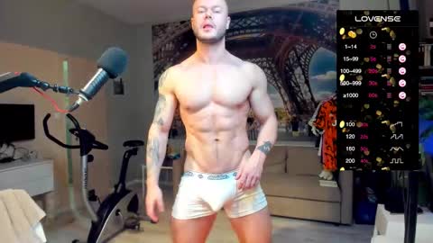 Snapshot of ukgymboy chatting on 02-04-26, 01:17 James Iron online show from 02-04-26, 01:17