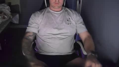 Snapshot of ukmarried1989 chatting on 12-21-25, 05:25 ukstud89 online show from 12-21-25, 05:25