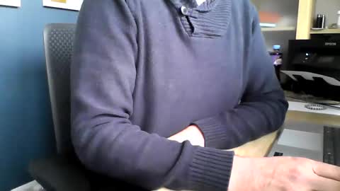 Snapshot of ukshowall chatting on 10-17-25, 02:30 mark online show from 10-17-25, 02:30