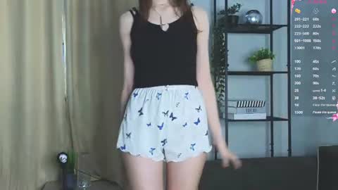 Snapshot of umbraelyon chatting on 06-27-26, 12:22 Liliane online show from 06-27-26, 12:22