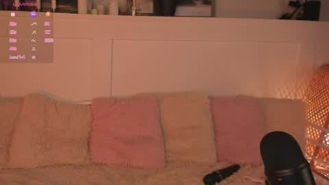 Una  online show from 04-12-26, 10:42