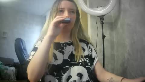 Snapshot of universeemily chatting on 10-31-25, 06:03 UniverseEmily online show from 10-31-25, 06:03