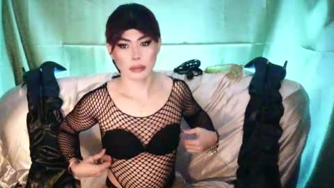 Snapshot of ur_dominatrix chatting on 06-12-26, 10:25 MISS ANNA online show from 06-12-26, 10:25