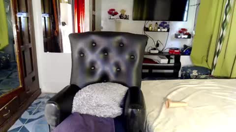 Snapshot of ur_majestyqueen_angelaxxx chatting on 12-16-24, 01:53 QUEEN ANGELA online show from 12-16-24, 01:53
