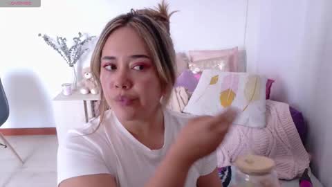 Snapshot of urdreamgiirl chatting on 02-13-26, 08:38 Mia Miller online show from 02-13-26, 08:38