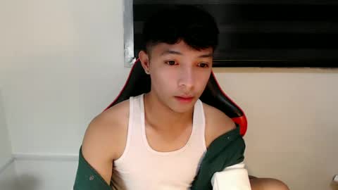 Snapshot of urhotethanxx chatting on 06-19-26, 04:44 Ethan online show from 06-19-26, 04:44