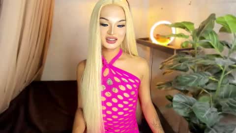 Snapshot of urladyprincessmassivecock chatting on 10-06-25, 06:38 jhaii online show from 10-06-25, 06:38