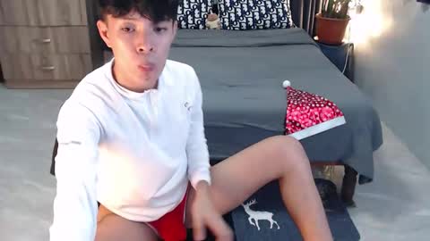 Snapshot of urpinoyasianx chatting on 12-19-25, 10:06 Mel online show from 12-19-25, 10:06