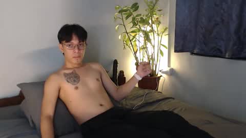 Snapshot of urpinoyasianx chatting on 02-19-26, 08:43 Mel online show from 02-19-26, 08:43