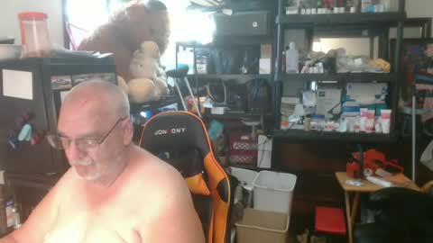 Snapshot of usgoober chatting on 06-18-26, 01:28 Eric online show from 06-18-26, 01:28