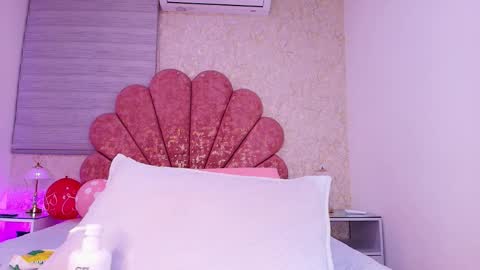 Snapshot of vaiolet_colls chatting on 02-12-26, 12:00 Vaiolet colls online show from 02-12-26, 12:00