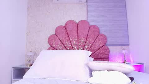 Snapshot of vaiolet_colls chatting on 02-18-26, 12:01 Vaiolet colls online show from 02-18-26, 12:01