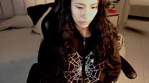 Snapshot of vaiolethsan chatting on 06-15-26, 01:02 Vaioleth online show from 06-15-26, 01:02