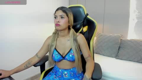 Snapshot of valen_martinez_ chatting on 04-08-26, 12:27 V A L E N online show from 04-08-26, 12:27