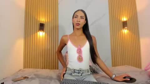 Snapshot of valentinaliux_ chatting on 06-12-26, 11:42 valentinaliux_ online show from 06-12-26, 11:42